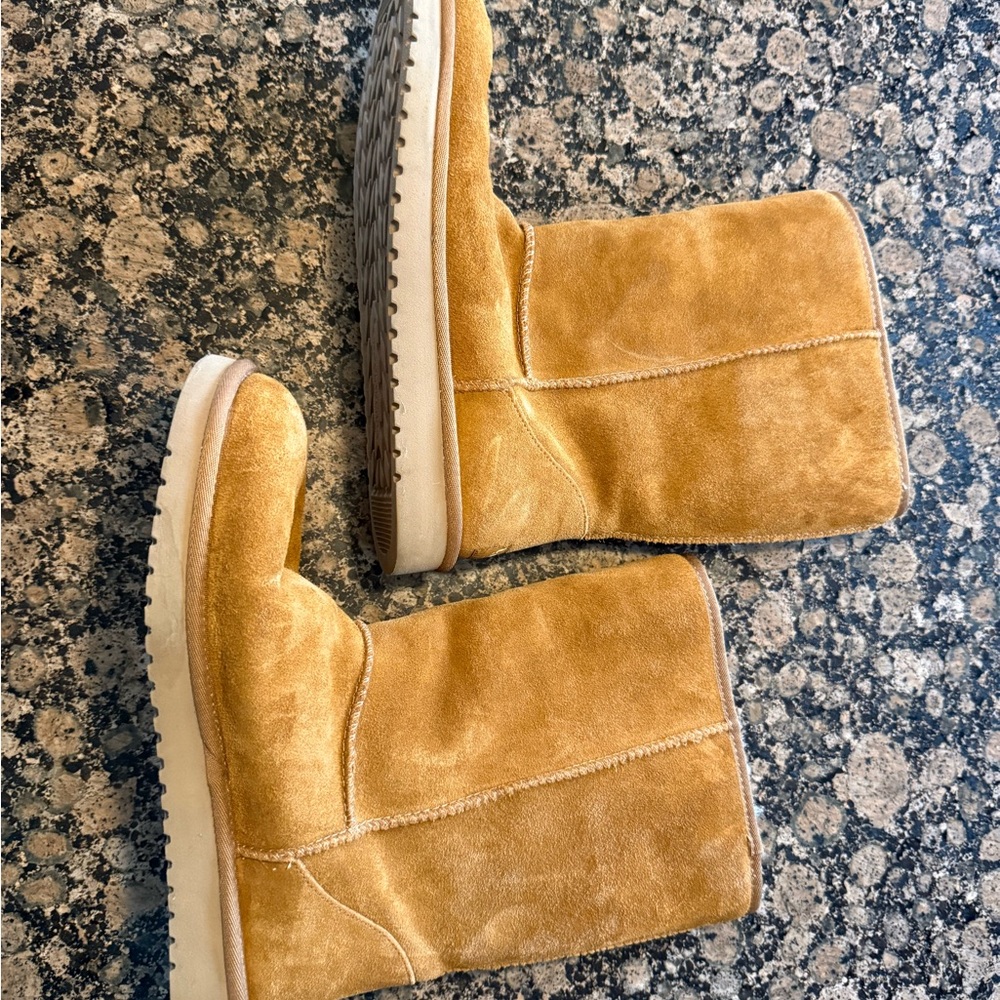 Women’s Koolaburra Tan Suede Footwear Size 10